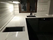 Weiße Quarz-Küche Worktops, Quarz-Steincountertops kundengebundene Größe