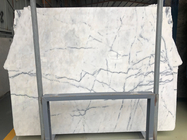 Ungeordnete Linien Hoar-Stein-Platte deckt Wand-Boden-weißen Marmor mit grauer Ader mit Ziegeln