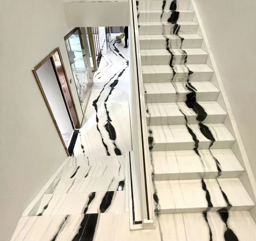 Moderne LED-Leuchte folgt rutschfeste Panda weiße Marmortreppe Fliesen Innenraum Natur Panda weiße Treppe Marmor mit Venen