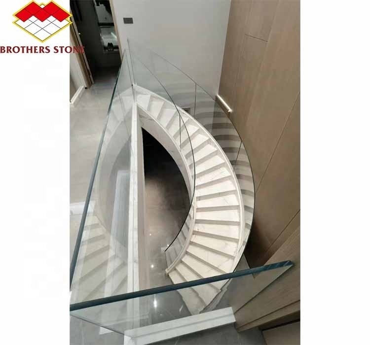 Natürliche Marmor-Spirale mit polierten, nach Maß geschnittenen Treppen und modernem Stil