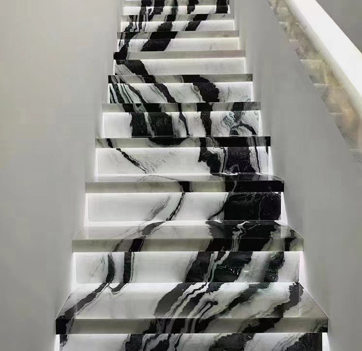 Innen Treppen-Schritt-Panel mit LED Panda Weißmarmor-Treads und Riser für Villa überprüft