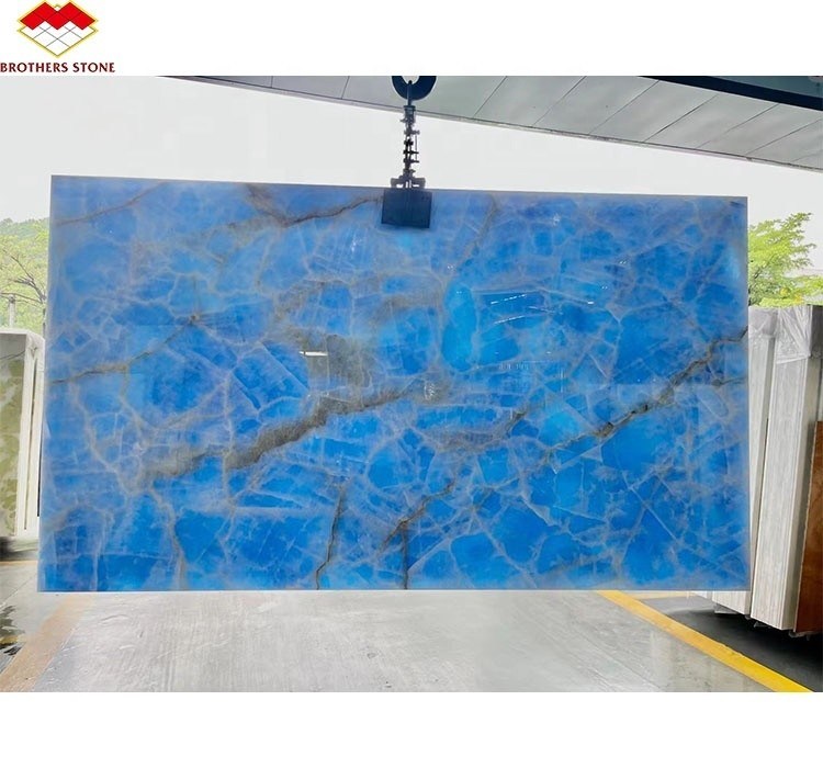 Natürliche durchsichtige blaue Onyx-Steinplatte für Fernsehgeräte Hintergrundwandplatte in goldenem Blau