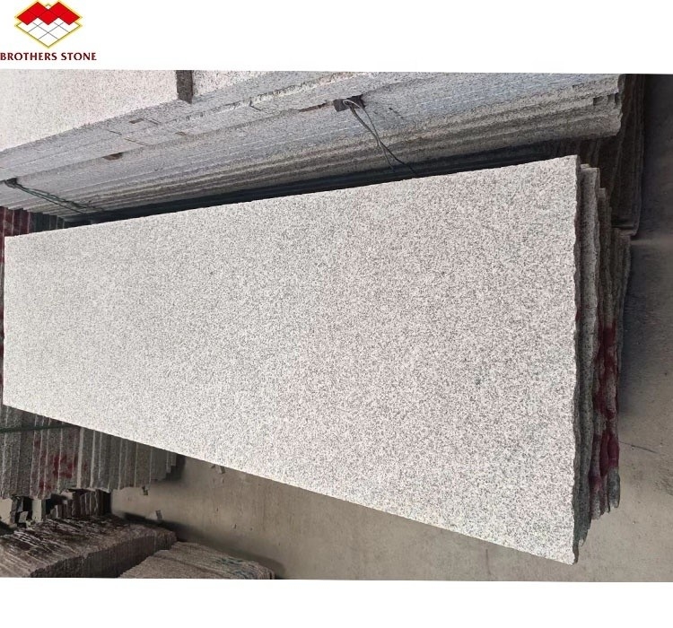 Chinesische Granit Luxus Outdoor Weiß Granit Schnitt-zu-Größe Flammen-Slabs für Fußboden und Treppen
