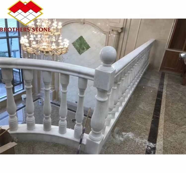 Stufenbefestigte Fußbodenbalustrade aus Onyx-Marmor und Weißmarmor